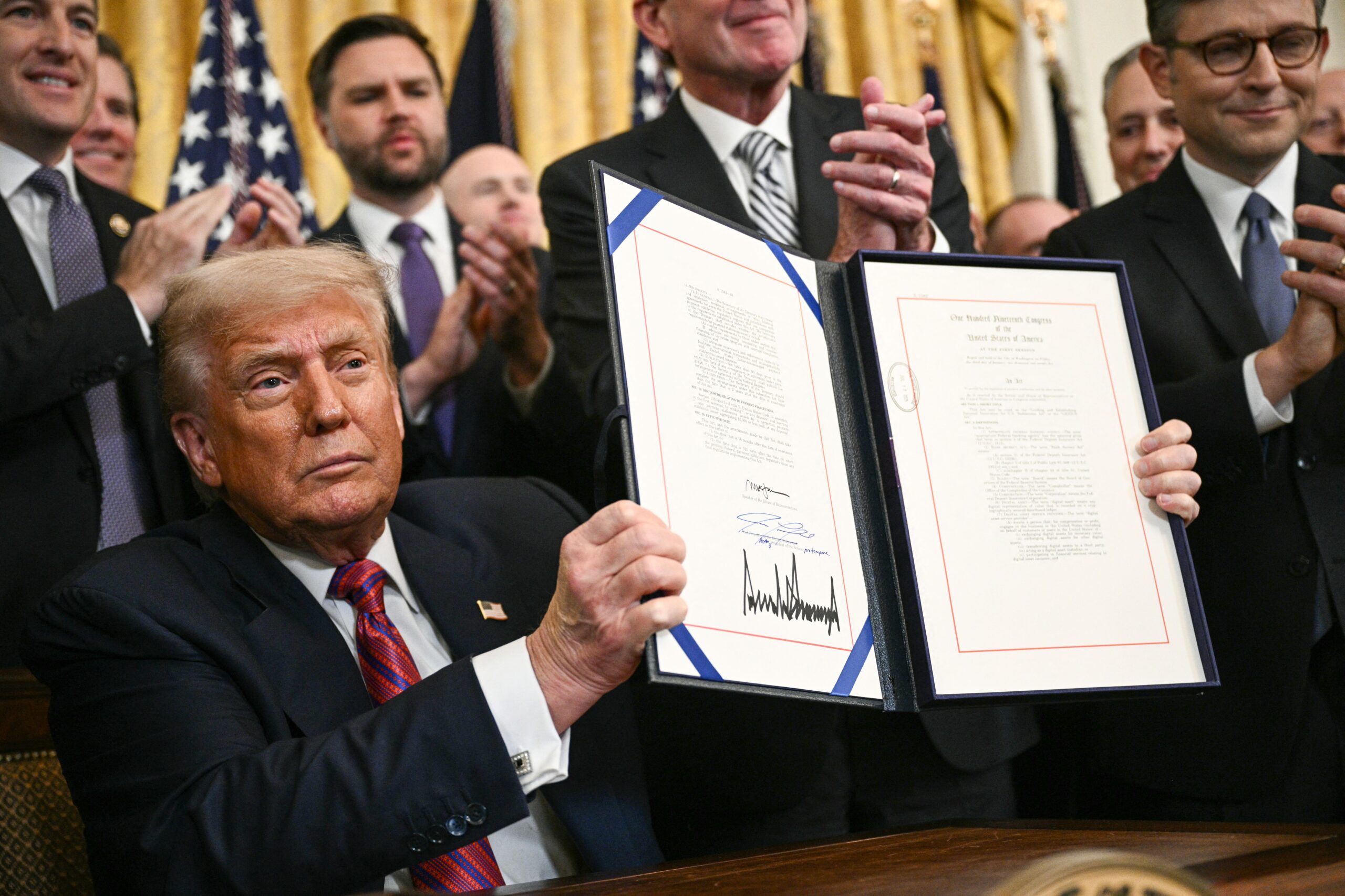 Trump, Kripto Endüstrisinin Ana Akım Benimsemeyi Amaçladığı İçin Stabilcoin Yasasını İmzaladı