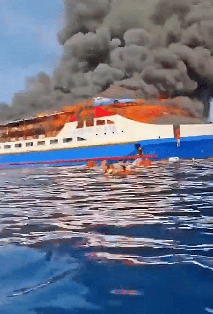Video: Endonezya'da Feribot Alev Alırken Yolcular Denize Atlıyor; En Az 5 Kişi Öldü
