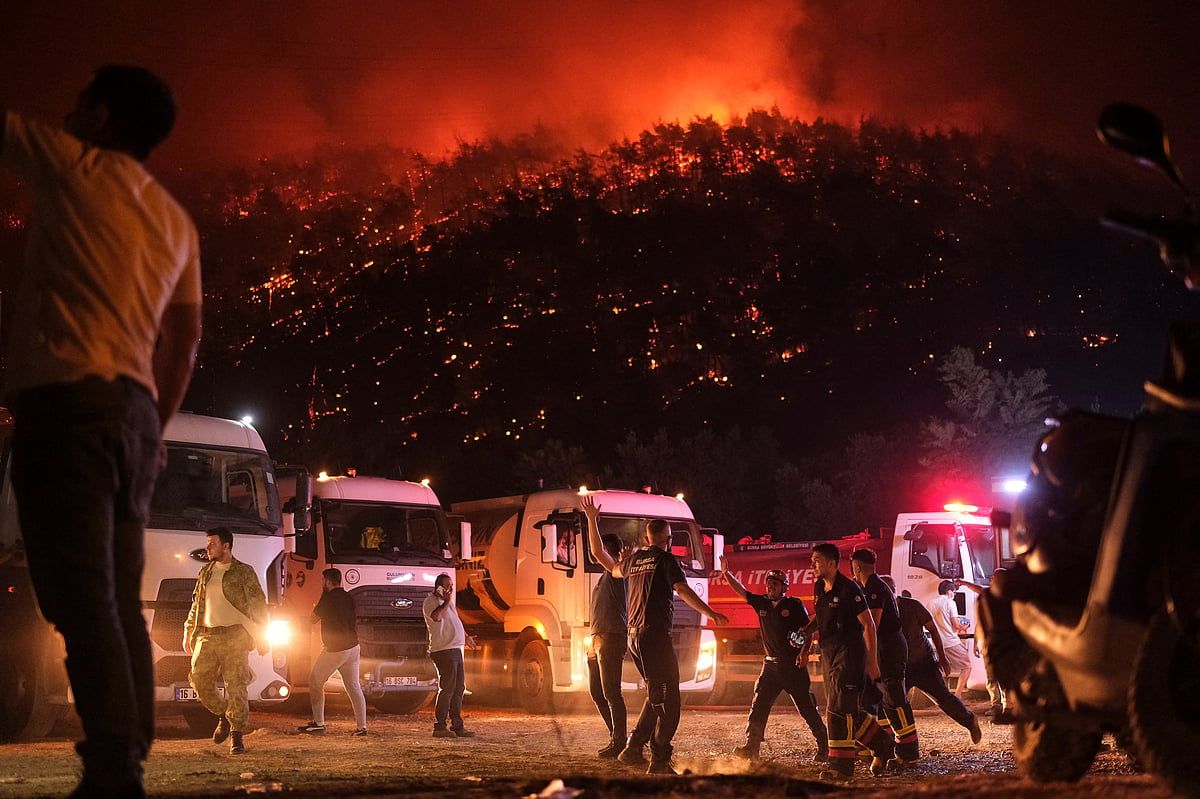Video: Türkiye, Ölü Sayısı 14'e Yükselirken Kavurucu Sıcağın Ortasında Orman Yangınlarıyla Mücadele Ediyor