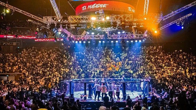 Whittaker Ufc Dövüş Gecesinde De Ridder ile Karşı Karşıya Kalırken Etihad Arena Patlayıcı Havai Fişeklere Hazırlandı