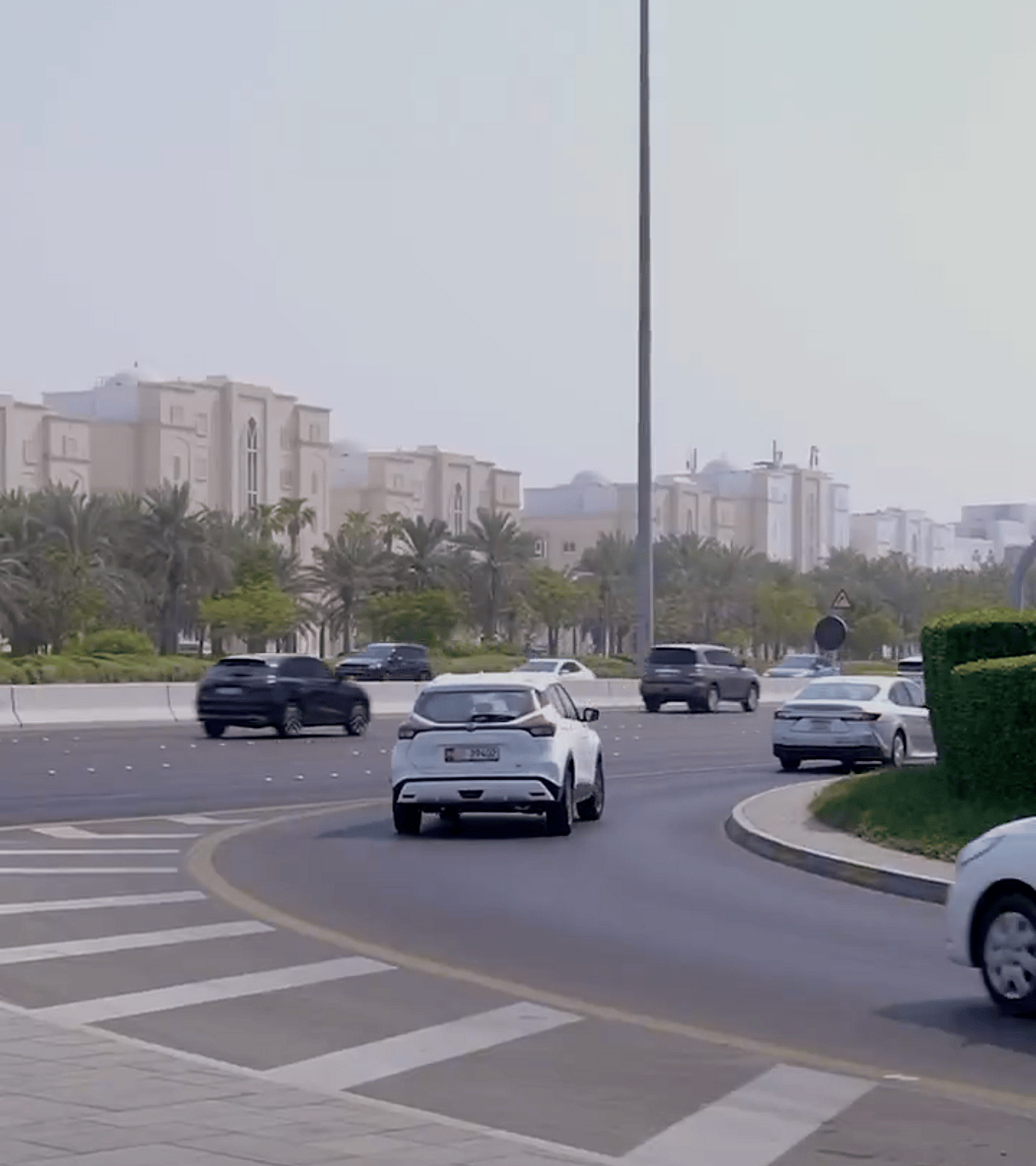 Abu Dabi: Şeyh Zayed Caddesi'ne Giden Akışı Kolaylaştırmak için Yeni Trafik ışığı Sistemi Etkinleştirildi