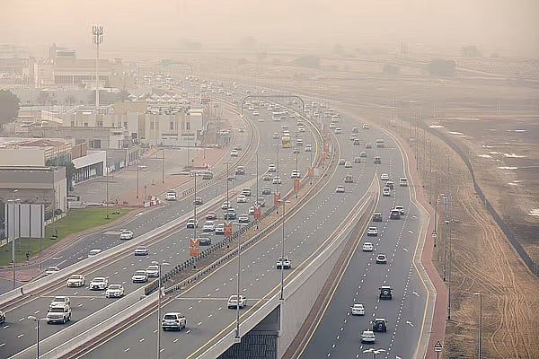BAE Hava Durumu: En Yüksek Sıcaklık 46ºc, Görünürlüğü Azaltmak için Toz Üfleme