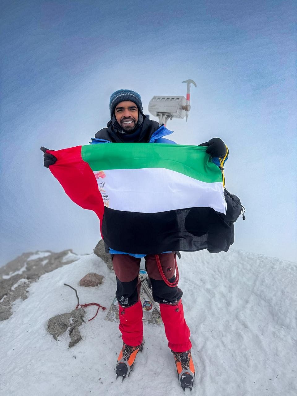 BAE Maceracısı Rashid Al Shamsi, Avrupa'nın En Yüksek Zirvesi Elbrus Dağı'nın Tepesinde Bayrak Kaldırdı
