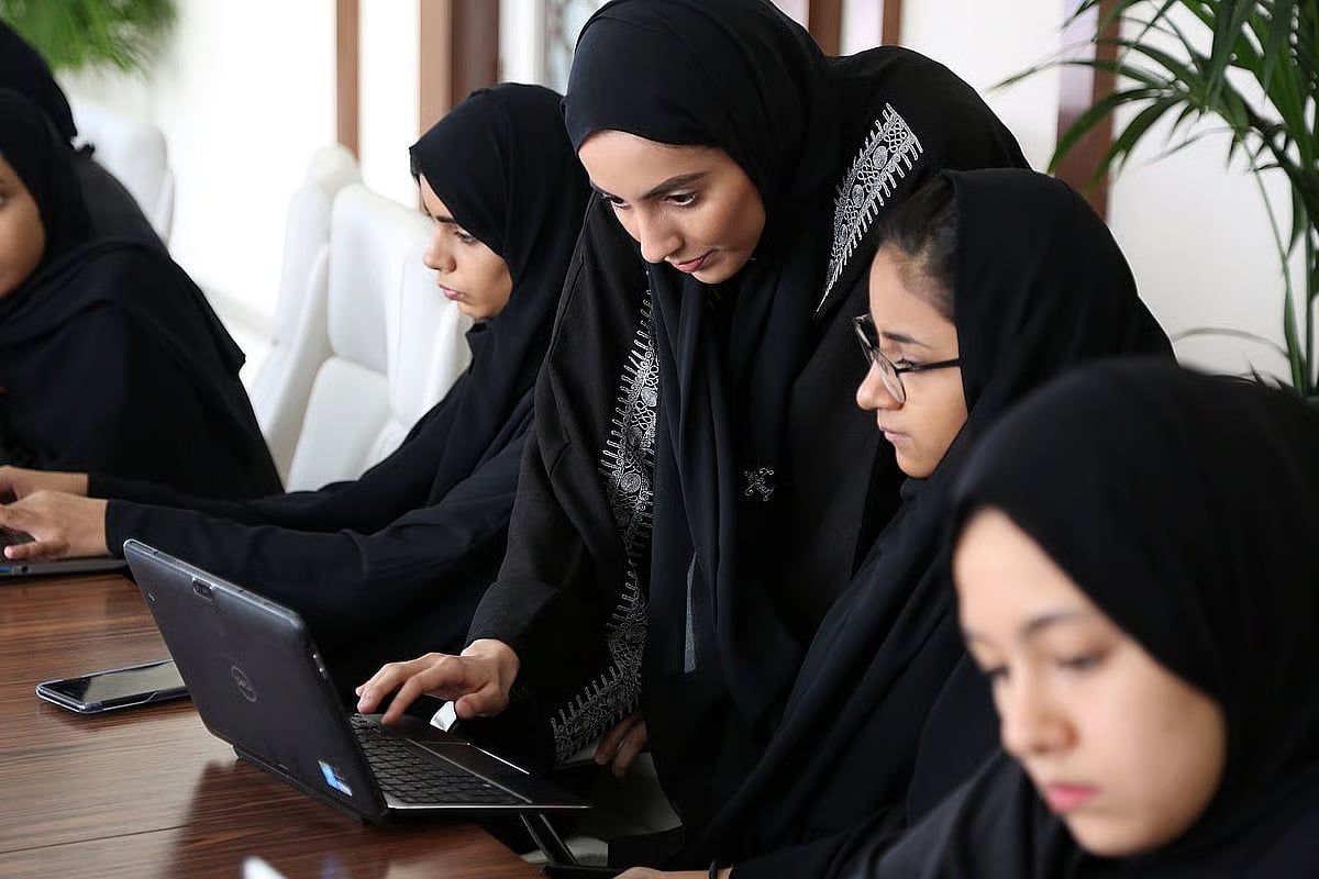 BAE: Stem Alanlarındaki Mezunların %61'i Emirlik Kadınları