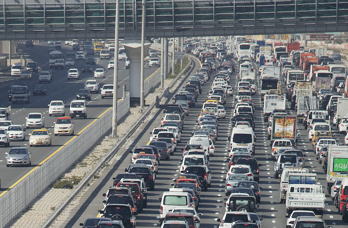 BAE'de Trafik Artışı: Nüfus Artışının Ortasında 12 Ayda 390.000 Araç Daha Yola Çıktı