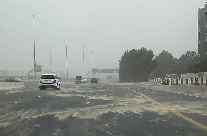 BAE'de Yarın Hava Durumu: Beklenen Tozlu Koşullar; Abu Dabi'de 44 ° C'nin Üzerinde