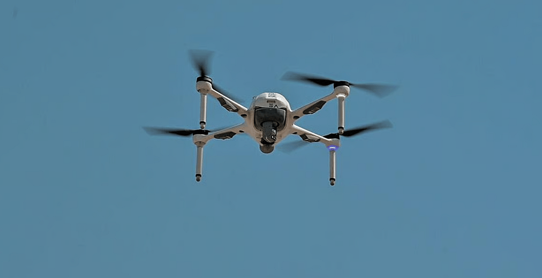 BAE'nin Balık Besleyebilen, Palmiye Ağacı Hastalıklarını Tespit Edebilen Dronlar için ilk Ticari Fabrikasının içinde