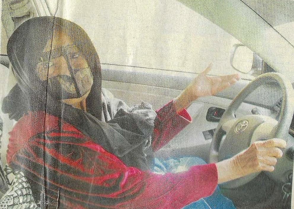 Bakın: Nadir Fotoğraflar Rak'ta Ehliyet Alan ilk BAE Kadınını Gösteriyor