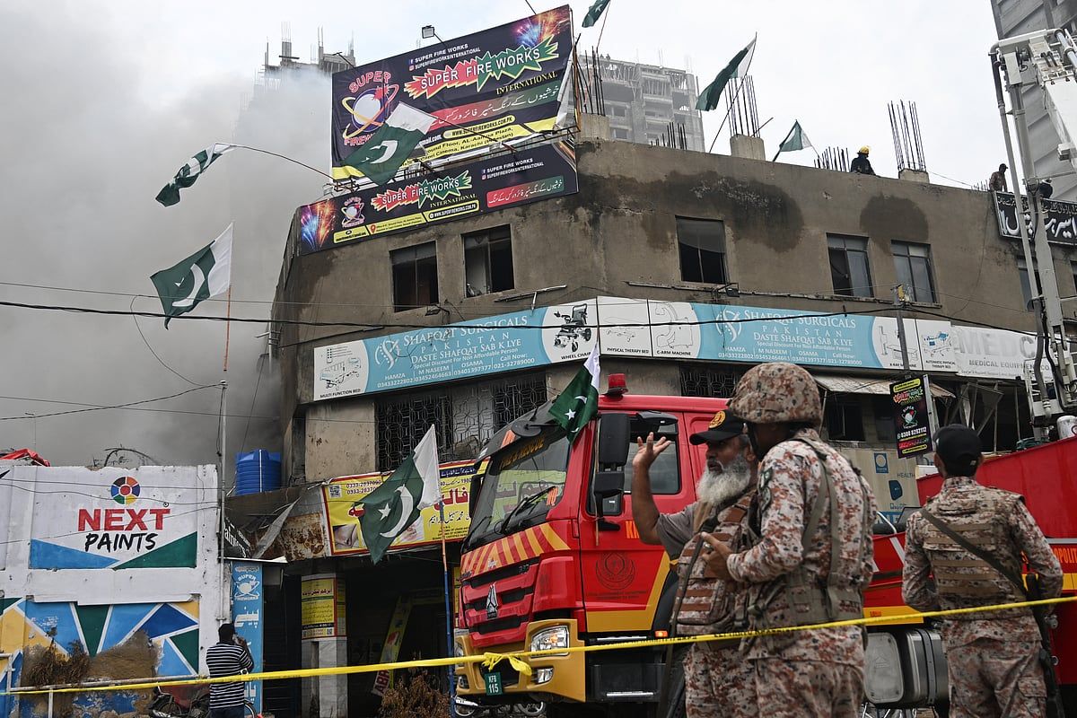 Bakın: Pakistan'daki Havai Fişek Deposundaki Patlama 4 Kişiyi Öldürdü, 30'u Yaraladı