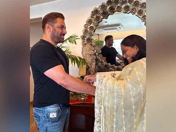 Bakın: Salman Khan'ın Ailesiyle İç Açıcı Rakhi Kutlamaları