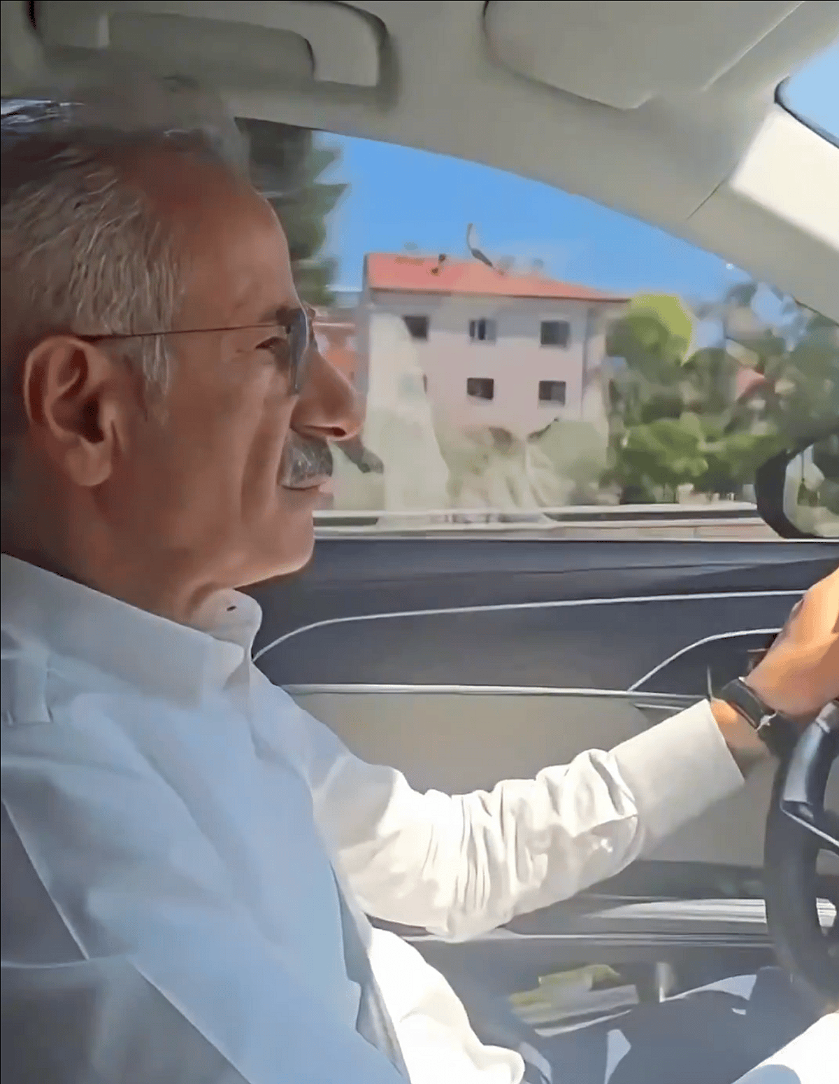 Bakın: Türk Bakan, X'te Sürüş Videosu Yayınladıktan Sonra 225 Dolarlık Hız Cezası Aldı