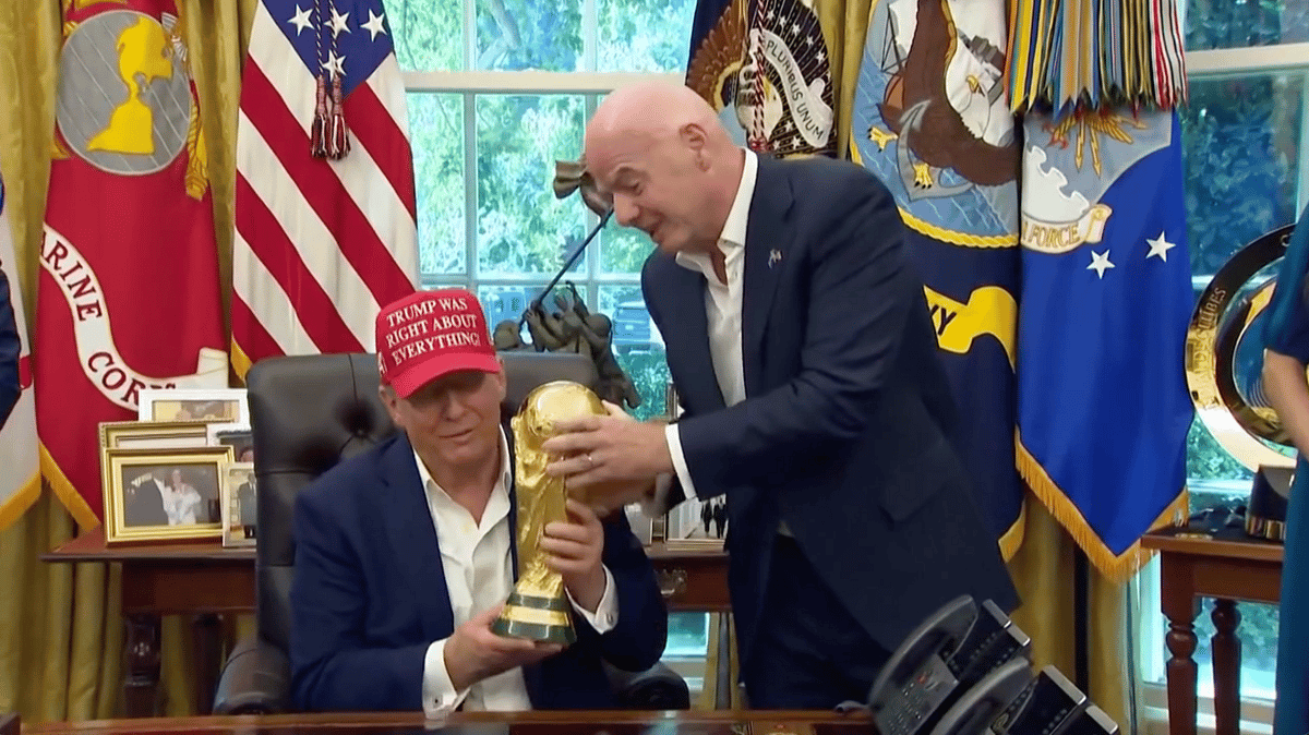 Bende kalabilir mi?': Trump Fıfa Dünya Kupası Kupasını Kaldırdı, Oval Ofis'te Şaka Yaptı