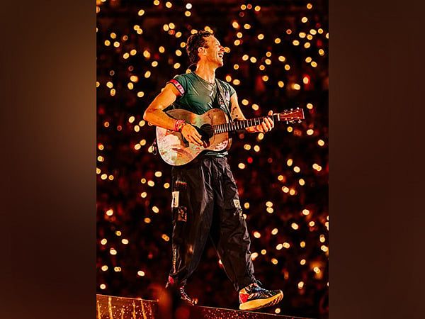 Coldplay'den Chris Martin, Astronom Skandalına Rağmen Konserlerde Öpücük Kamerasını Koruyacak