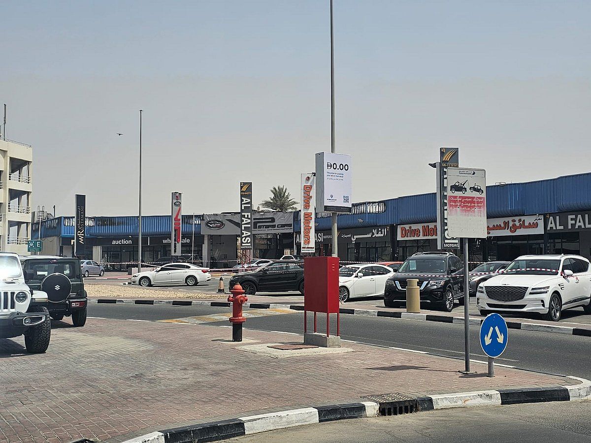 Dubai: Awir Otomobil Bölgesi'ndeki Büyük Yangının Ardından Otomobil Showroomları Kordon Altına Alındı