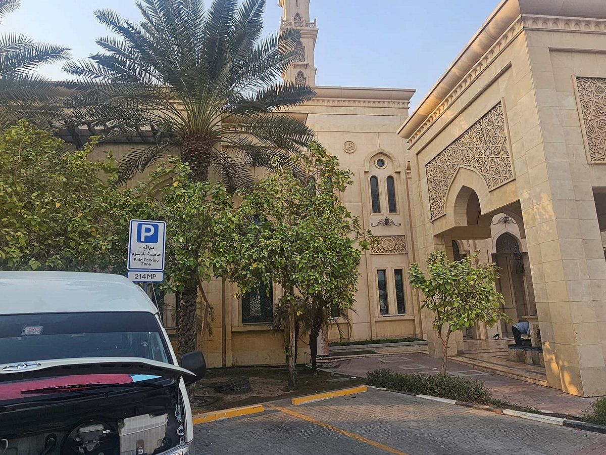 Dubai Camileri, İbadetçilere Öncelik Vermek için Yeni Ücretli Otopark İşaretleri Yayınladı
