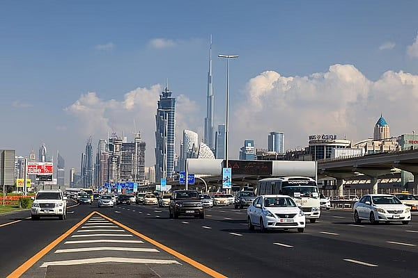 Dubai: Sürücü 10.000 Dh'ye Para Cezasına Çarptırıldı, Araba Güzellik Merkezine Çarptıktan Sonra Ehliyet Askıya Alındı