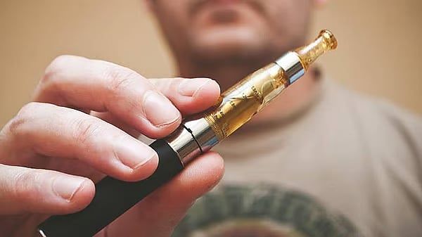 Dubai'de Yaşayanlar, Artan Denetimler Nedeniyle Alışveriş Merkezlerinde 'Saygısız' Vaping Çağrısı Yapıyor