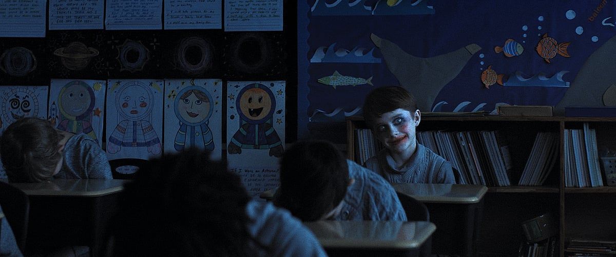 Film İncelemesi: 'Silahlar' Korku, Kahkaha ve Bir Sürü Tuhaflık Getiriyor