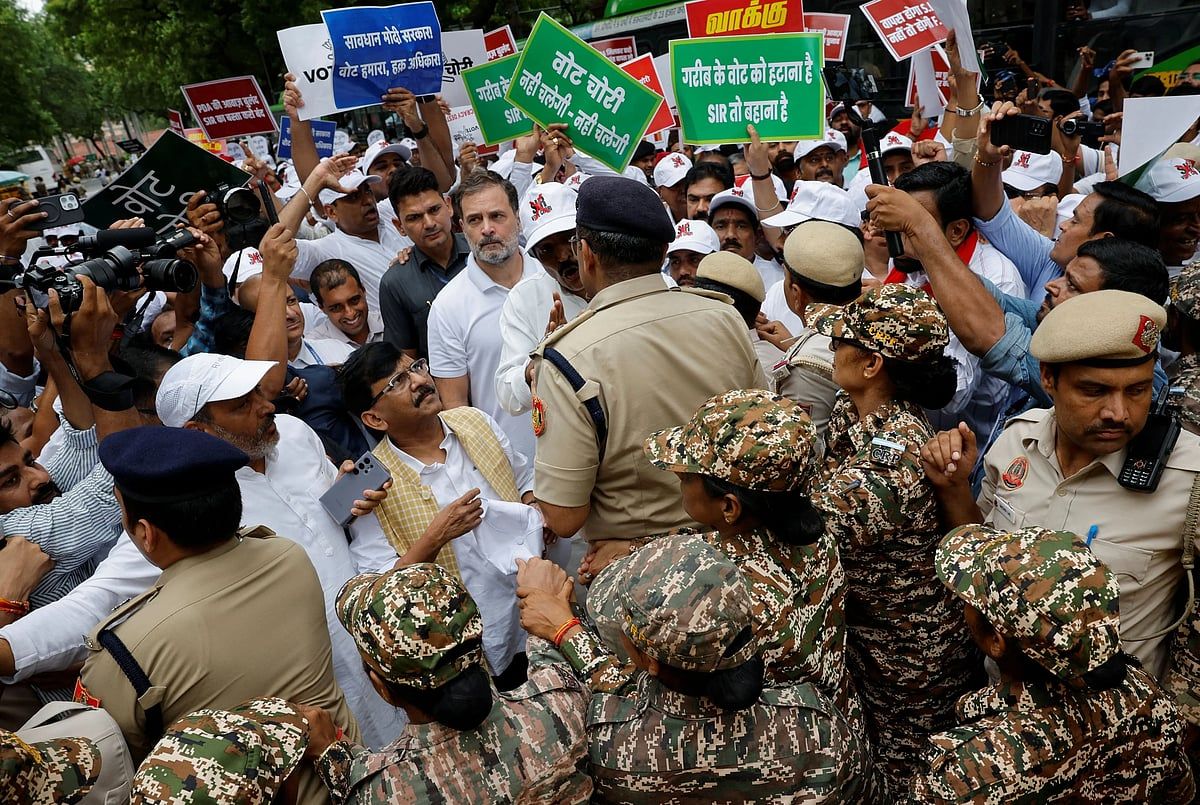 Hindistan: Rahul Gandhi, Seçim Panelini Protesto Eden Diğer Liderlerle Birlikte Tutuklandı