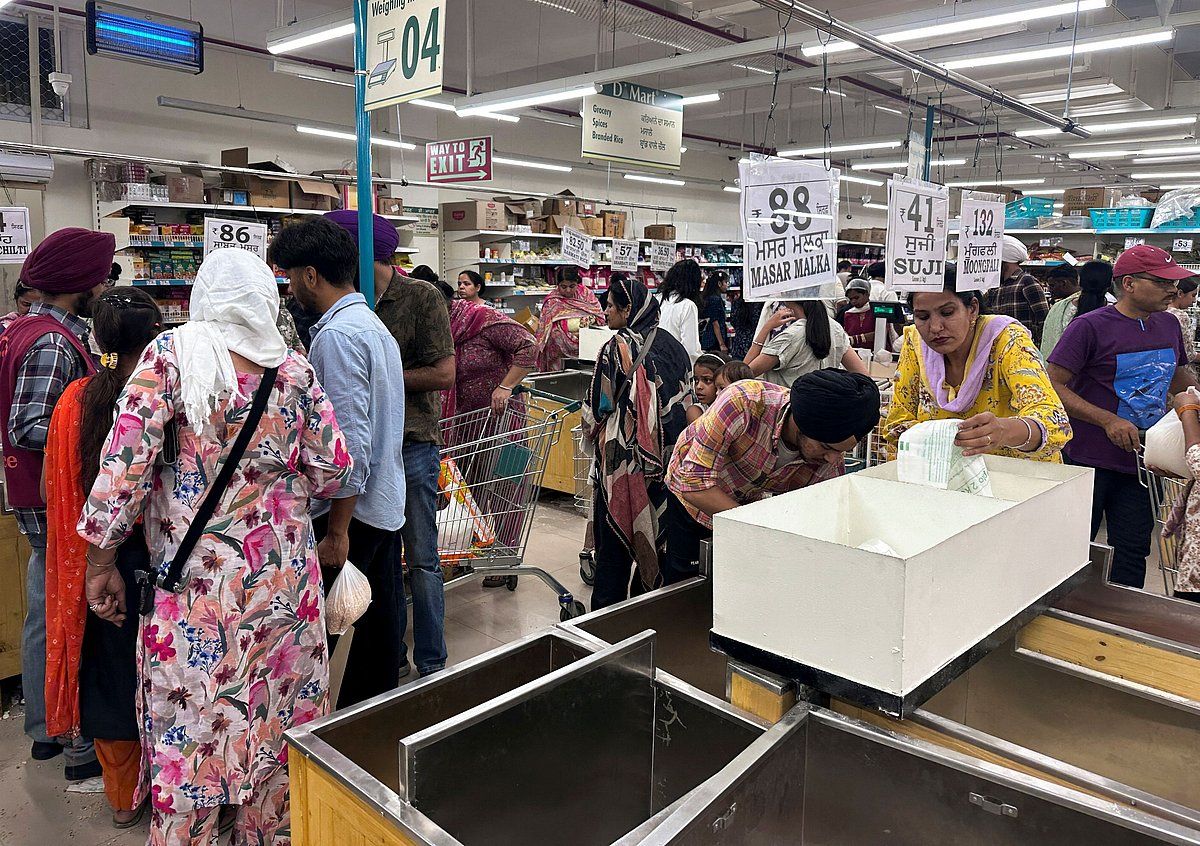 Hindistan'ın Modi, ABD Tarifeleri Ekonomiyi Raydan Çıkarmakla Tehdit Ettiği için Vergi İndirimlerini Askıya Aldı