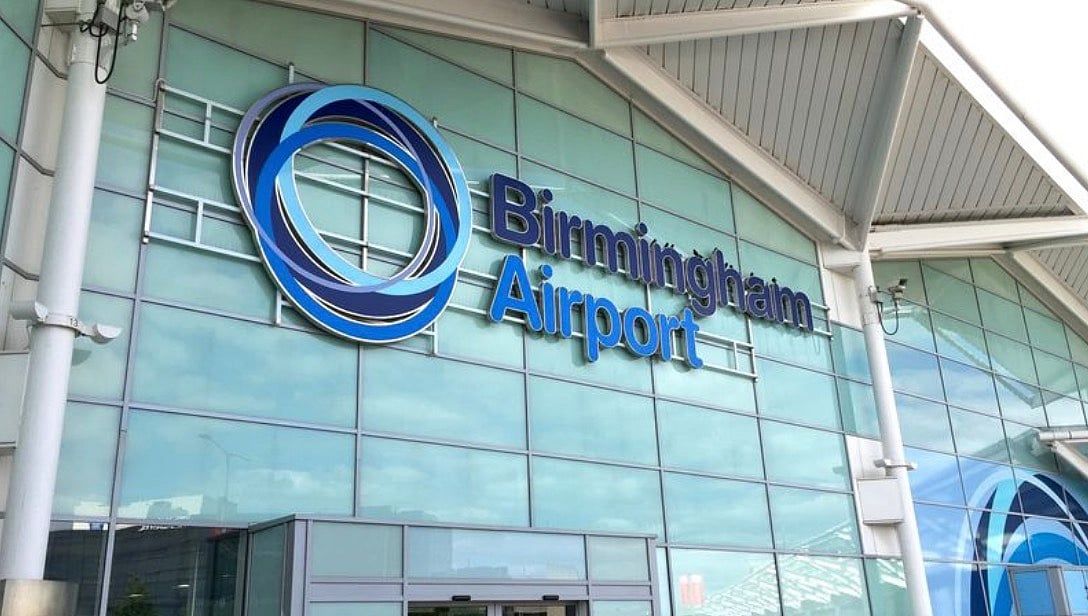 İngiltere'nin Birmingham Havaalanı, Acil İnişte Yaralanan Yolcunun Ardından Geçici Olarak Kapandı