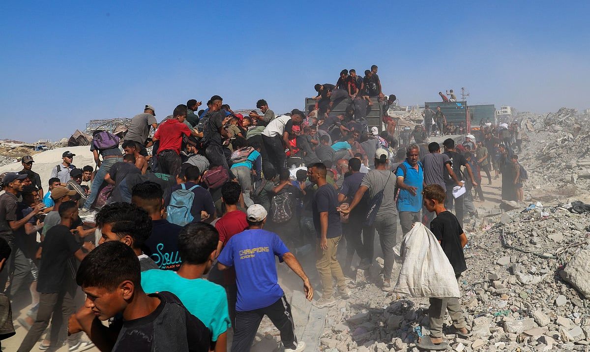 İsrail'in Önceki Hava Saldırısında Hasar Gören Yolda Yardım Kamyonunun Devrilmesi Sonucu Gazze'de 20 Ölü