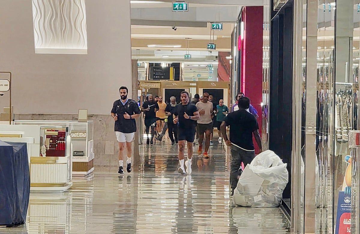 İzle: Harcama Yapmadan Alışveriş Merkezi 'Koşusu' mu? Dubai'nin Alışveriş Merkezleri Kapalı Fitness Pistlerine Dönüşüyor