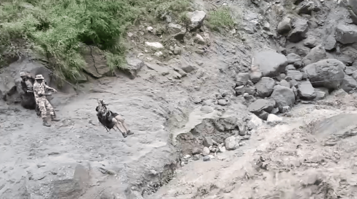 İzle: Hindistan'da 413 Hacı, Sel Baskınları Devam Ederken Zipline İle Kurtarıldı