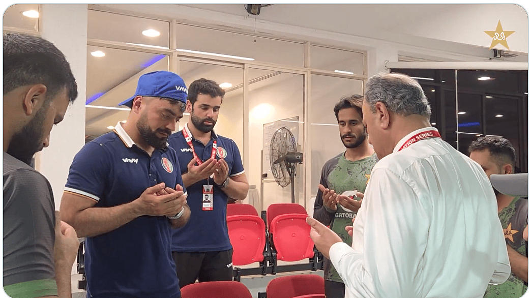 İzle: Pakistan Ekibi, Sharjah'taki T20 Maçından Sonra Rashid Khan'ın Kardeşine Haraç Ödüyor