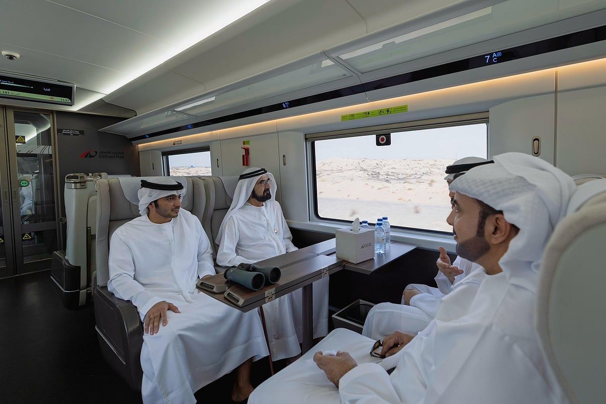 İzle: Şeyh Muhammed, Dubai'den Fujairah'a Etihad Demiryolu Yolcu Trenine Biniyor