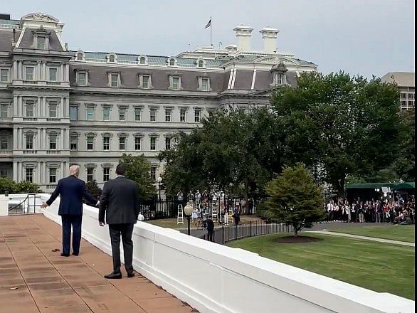 İzle: Trump Beyaz Saray'ın Çatısında Duruyor, Nükleer Füzelerin Kurulmasıyla İlgili Şakalar Yapıyor