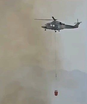 İzle: Umman'daki Helikopterler Muscat Valiliği'nde Ateşle Savaşıyor