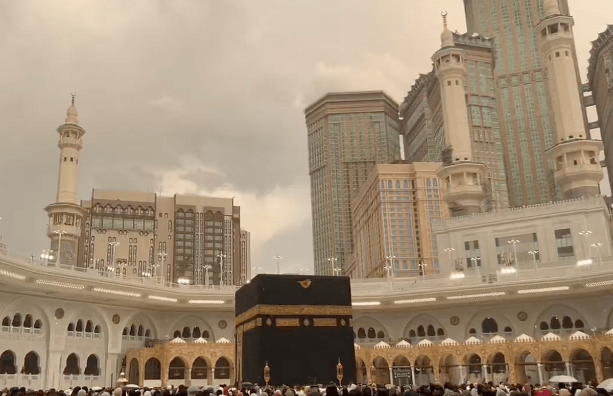 İzleyin: Umre Hacıları Kabe'de Şiddetli Yağışların Ortasında Mağrip Namazı Kılarlar