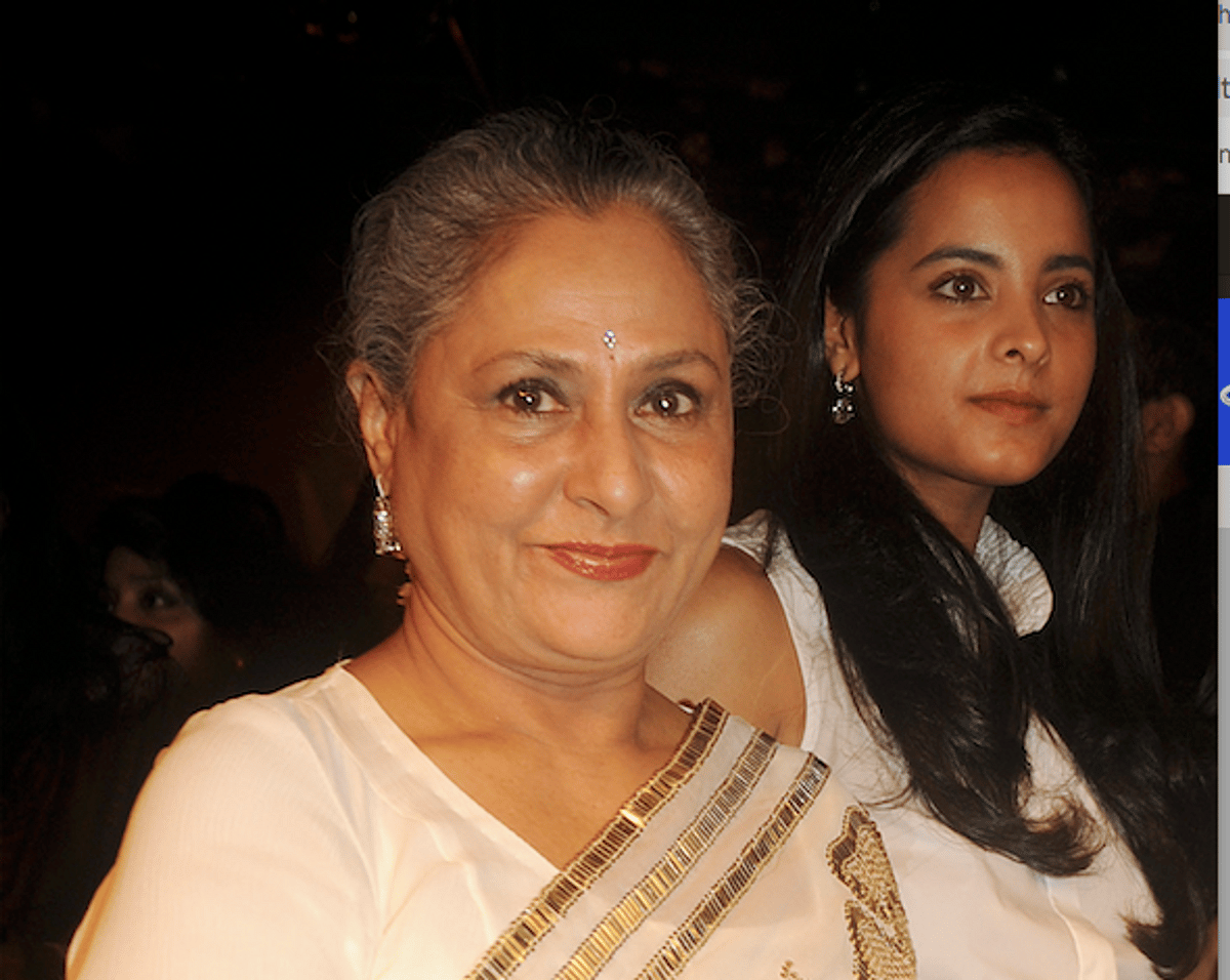 Jaya Bachchan Onunla Selfie Çekmeye Çalışan Adamı itiyor
