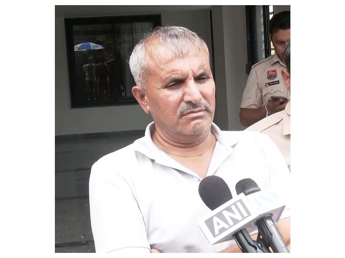 'Korkuyoruz': Elf Yadav'ın Babası Gurugram İkametgahının Dışındaki Silah Seslerini Anlatıyor