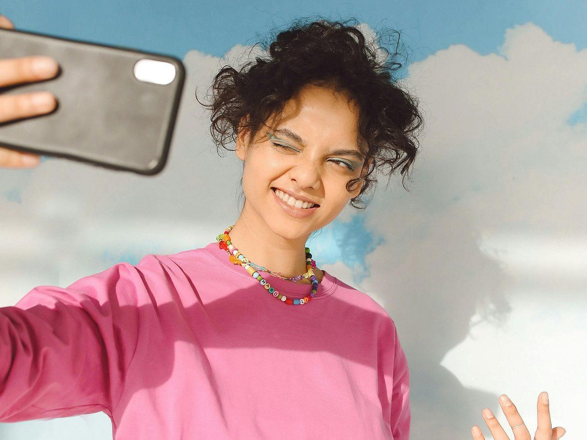 Makaralar, Özçekimler: Bazı BAE Öğrencileri Okulda ilk Gününü İnstagram, Tiktok Hakkında Yapıyor