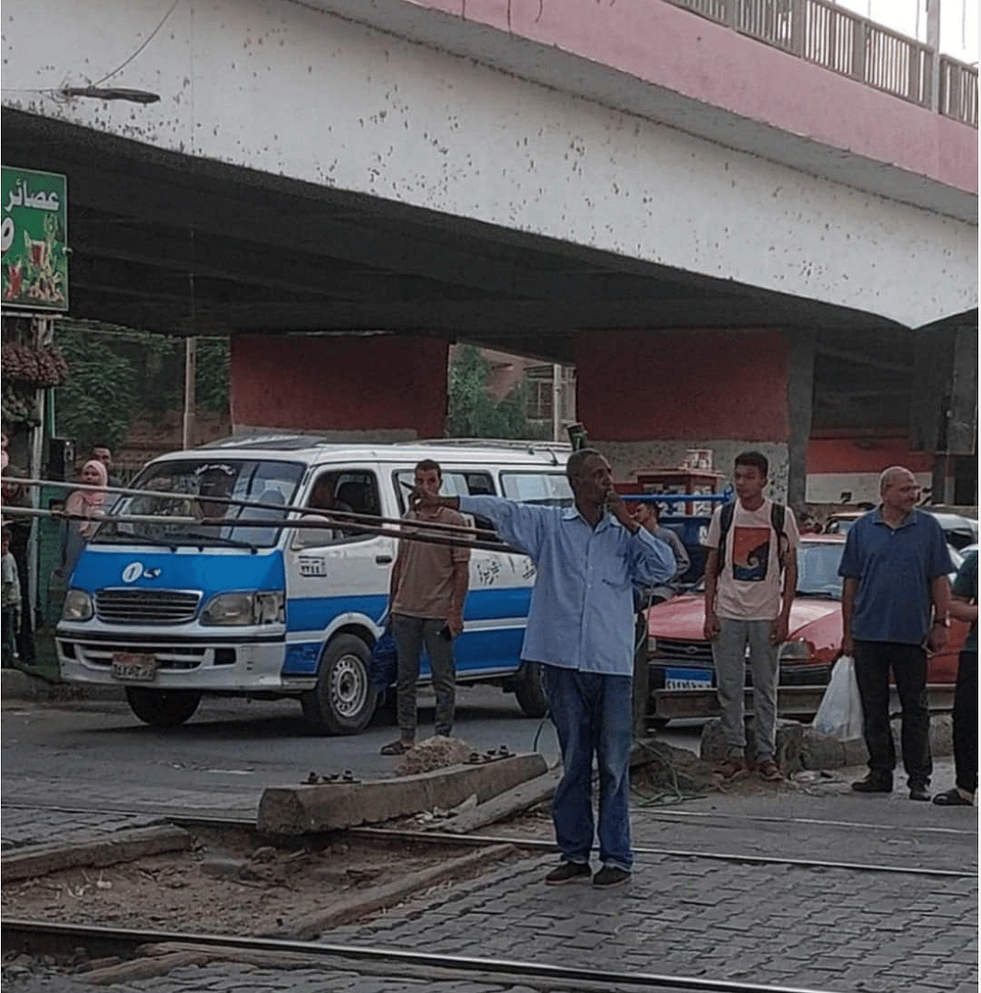 Mısır Demiryolu Geçiş Görevlisi, Genç Adamı Tren Çarpmasından Kurtardı