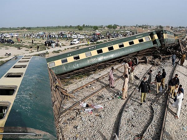 Pakistan: Bomba Patlaması, Gemide 350 Yolcu Bulunan Altı Tren Bojisini Raydan Çıkardı