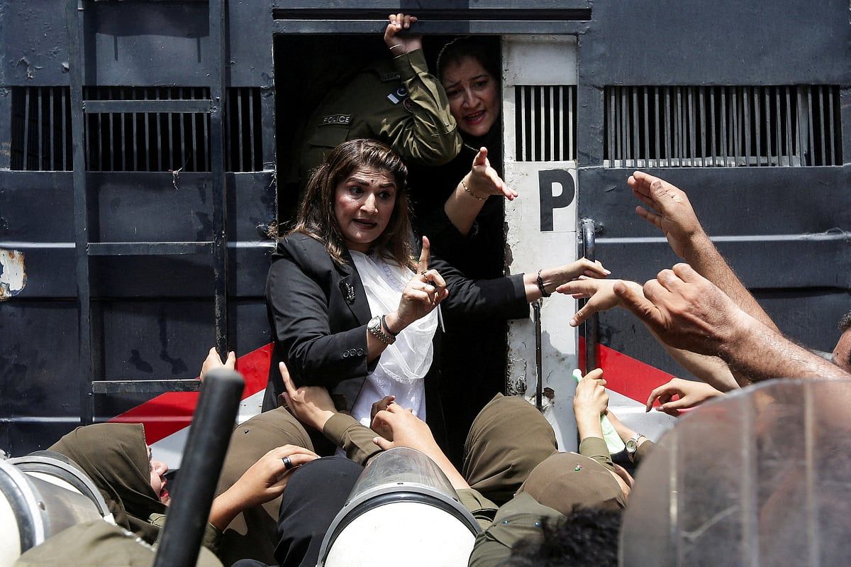 Pakistan Polisi, Eski Başbakan Han'ın Serbest Bırakılmasını Talep Eden 150'den Fazla Protestocuyu Tutukladı