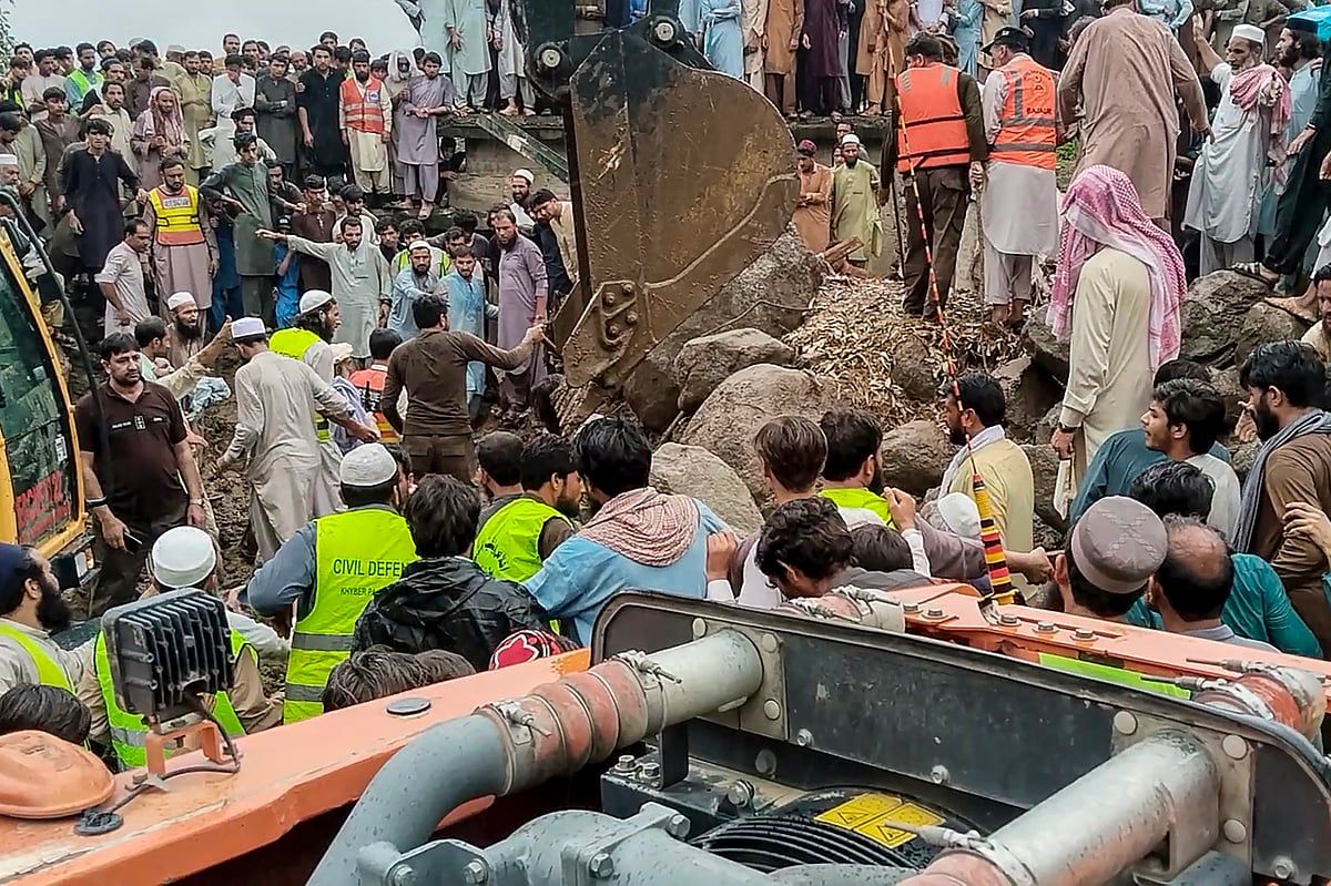 Pakistanlı Kurtarma Ekipleri Sel Baskınlarından Sonra Cesetleri Kurtardı, Muson Yağmurları En Az 321 Kişiyi Öldürdü