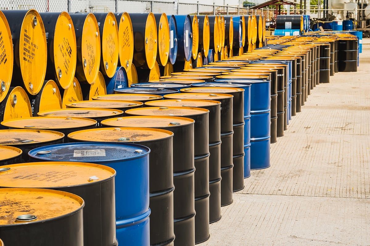 Petrol Fiyatları Arz Fazlası Olarak Düşmeye Başladı, Talep Belirsizliği Görünüme Ağırlık Verdi