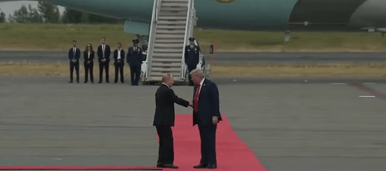 Putin ve Trump Selamlarını Paylaştı, Alaska Zirvesi Öncesinde El Sıkıştı