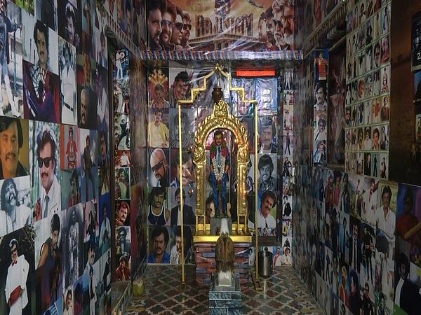 Rajinikanth Sinemada 50 Yılını Tamamladı; Hayran Tapınağı Aktörün Fotoğrafları, Film Afişleriyle Süslüyor