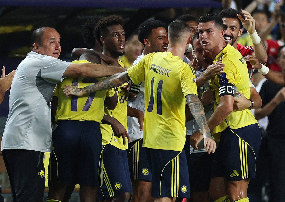 Ronaldo, Hong Kong'da Kahramanın Selamını Aldı, Messi'nin Tuzağından Kaçındı