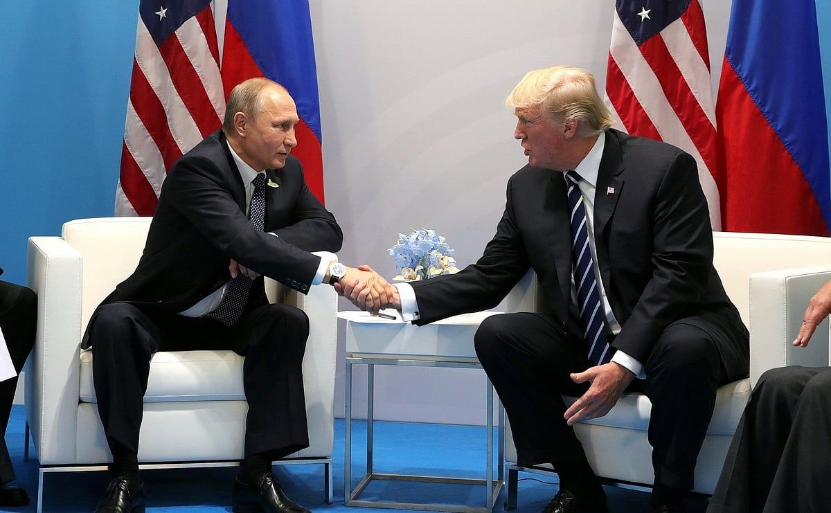 Rus Putin, BAE'nin Trump'la Buluşmak için Uygun Yerlerden Biri Olduğunu Söyledi