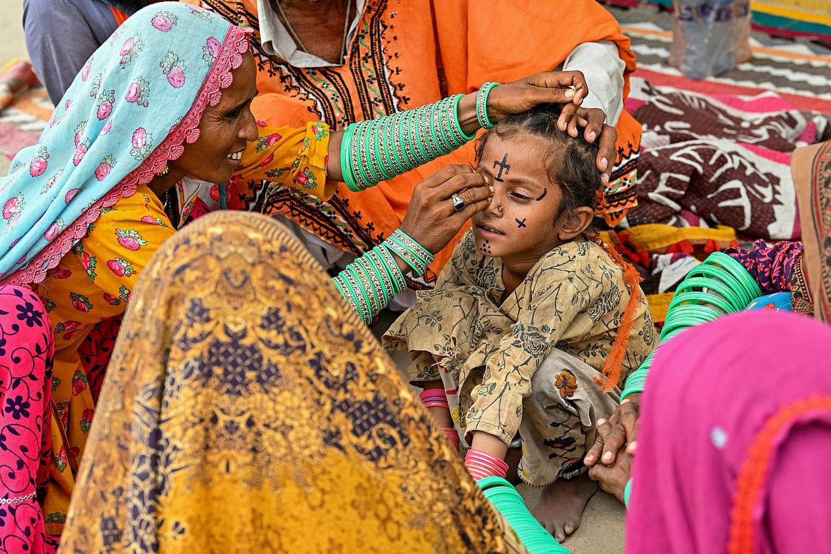 Şehir Kızları Pakistan'da Geleneksel Hindu Yüz Dövmelerini Küçümsüyor