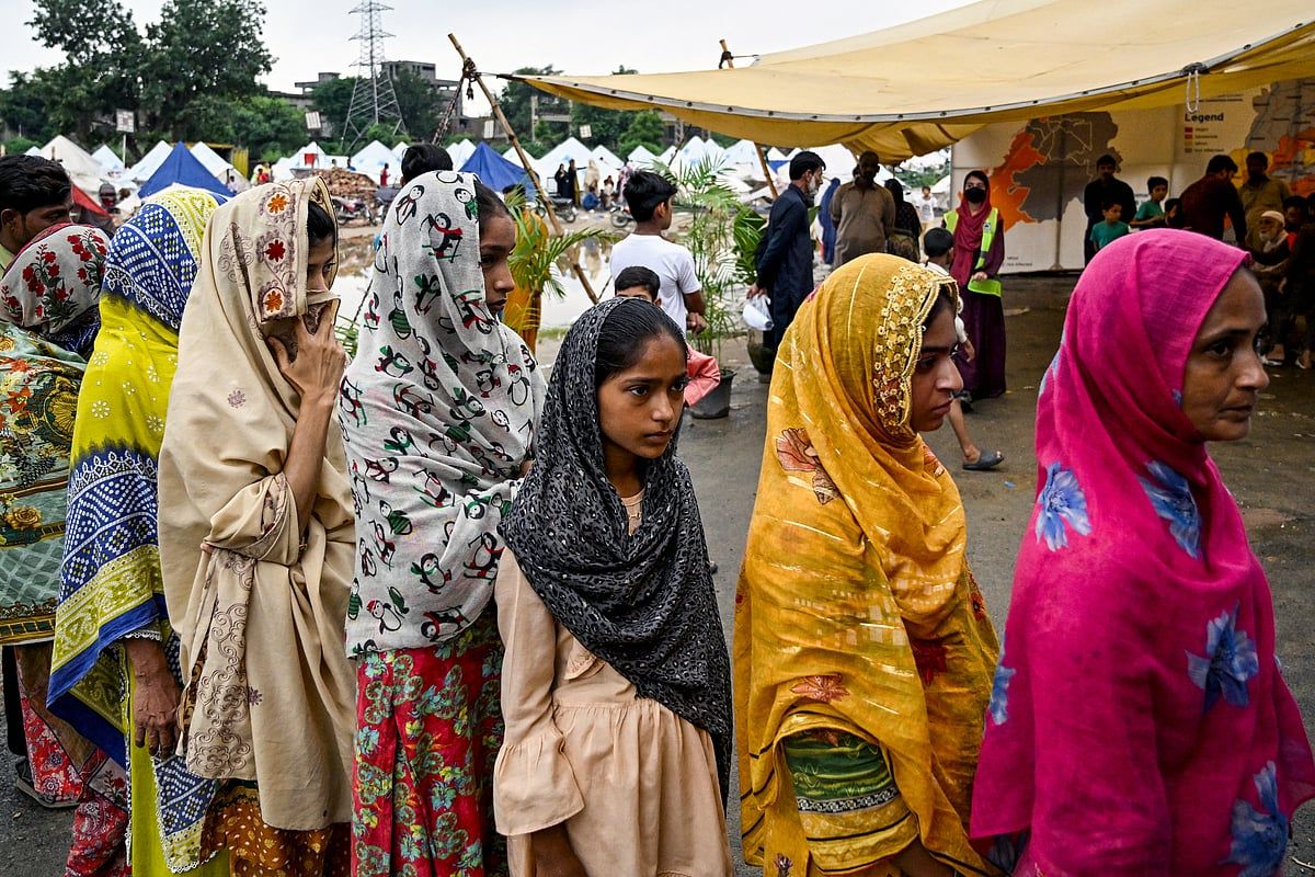 Seller, Pakistan'ın Yardım Kamplarında Mücadele Eden Kadınları Terk Etti