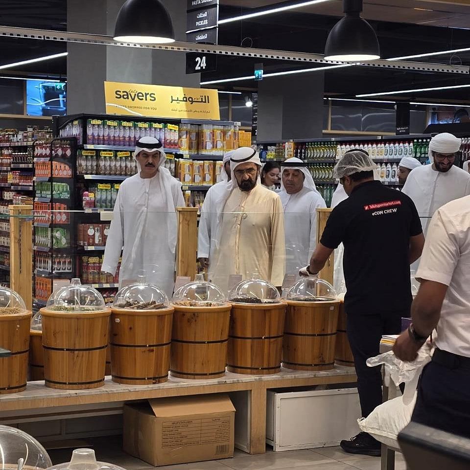 Şeyh Muhammed, Dubai Silicon Central'daki Lulu Hipermarketini Ziyaret Etti; Alışveriş Yapanları Memnun Ediyor