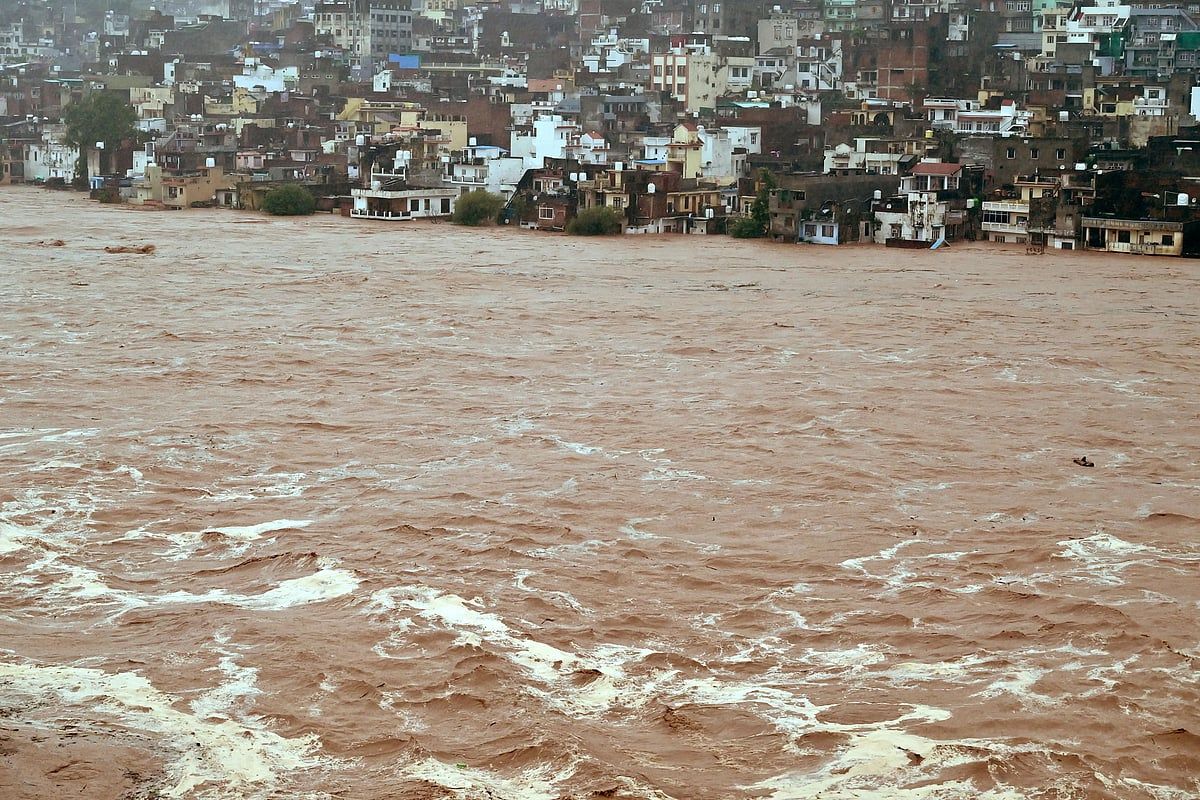 Şiddetli Yağışlar Jammu'da Ölümcül Heyelan Meydana Getirirken En Az 30 Kişi Öldü