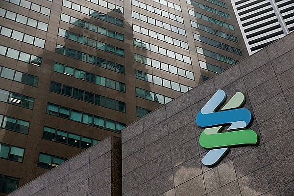 Standard Chartered, BAE Ekonomisinin 2025'te %5 Büyüyeceğini Söylüyor